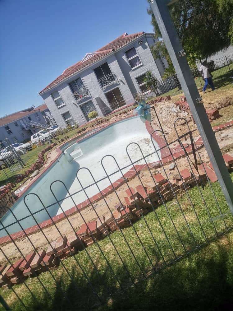 Pool safety fence Cape Town - fenced swimming pool