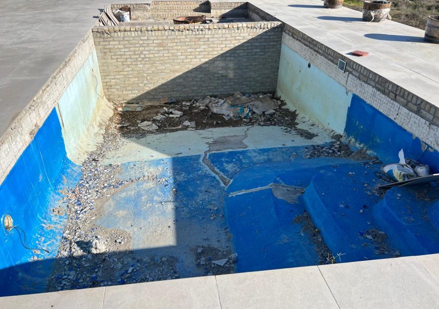 pool relining Cape Farms before - cracked blue marbelite gunite pool shell