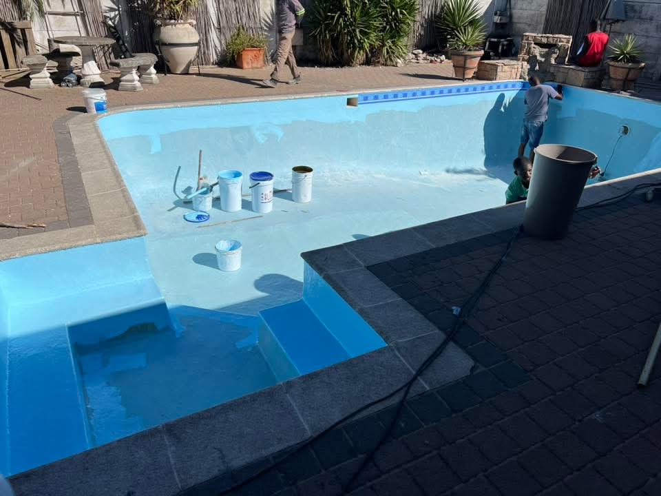 pool relining Monte Vista in progress — crew bonding the new fibreglass lining