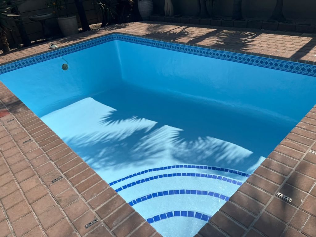 Table View 6x3m Pool: Loose Fibreglass Stripped and Relined in 2 Days | Gibbs Pools Fibreglass relining Table View: finished smooth blue 6x3m pool