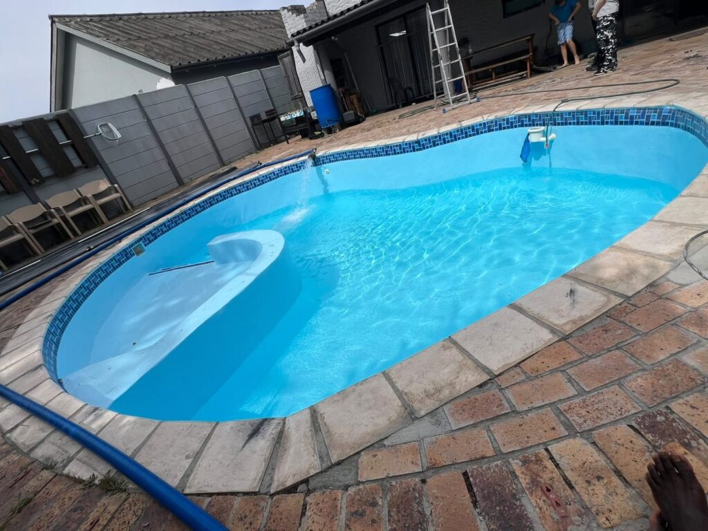 Gunite pool relining Kraaifontein: crystal blue fibreglass pool ready for summer