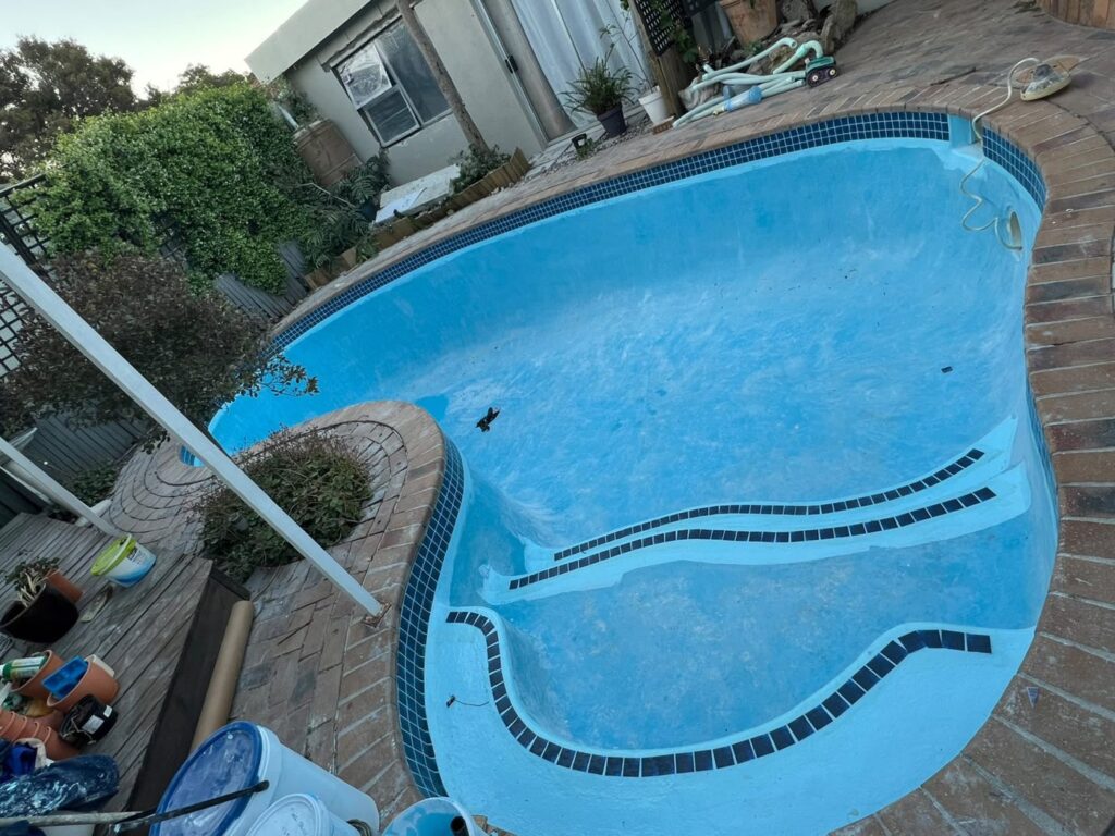 Pool repairs Rondebosch: finished fibreglass lining with non-slip steps